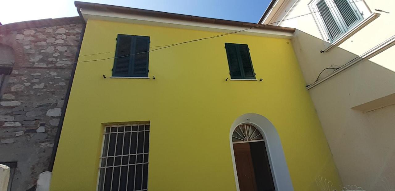 La Casa Gialla Del Ristoro Agricolo Vecchiano Eksteriør billede