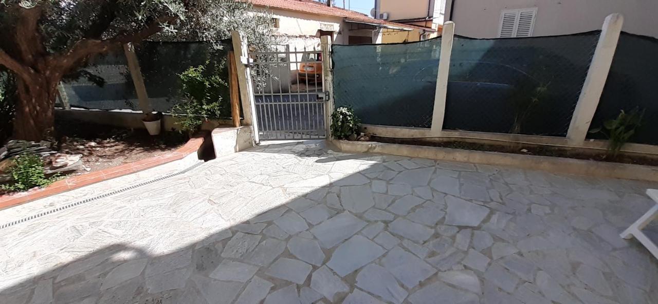 La Casa Gialla Del Ristoro Agricolo Vecchiano Eksteriør billede